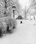 855686 Gezicht over het besneeuwde singelplantsoen ter hoogte het bolwerk Manenburg te Utrecht, met enkele kinderen die ...